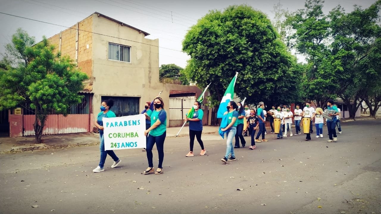Comunidade escolar participando de um desfile