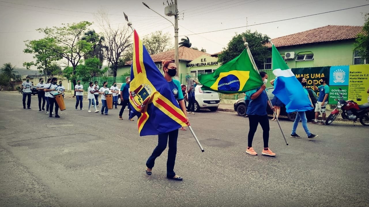 Estudantes representando a escola em um desfile cívico