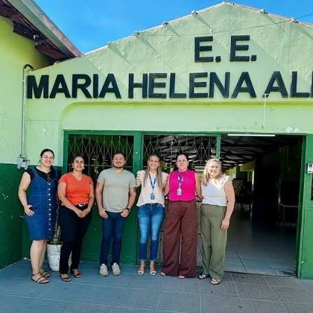 Equipe da escola em frente à E.E. Maria Helena Albaneze